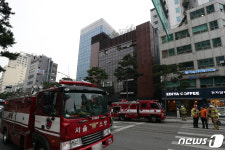 서울 충무로 세종빌딩 화재...출동한 소방차