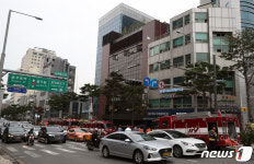 빌딩 화재로 정체 빚는 퇴근길