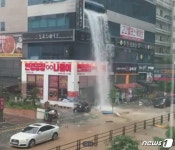 하늘에서 물벼락이…의정부 민락2지구 실내수영장 물탱크 터져