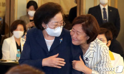 친근하게 인사하는 김좌진 손녀와 윤봉길 손녀