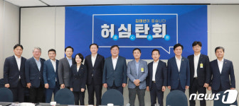 허심탄회 모임하는 김태년