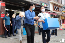 차량에 옮겨지는 탈북민단체 큰샘 압수물품