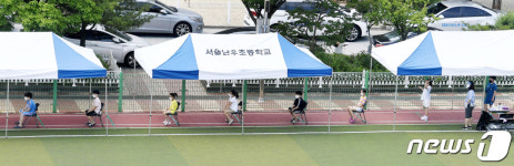 코로나19 검사 기다리는 난우초등학교 학생들