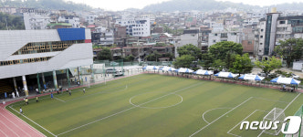 코로나19 확산 비상으로 선별진료소 설치된 서울 난우초등학교