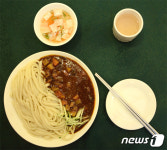 한국인의 별미 짜장면…북한에선 어떻게 먹을까?