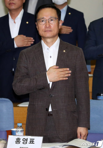 국민의례하는 홍영표 의원