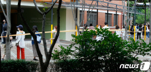 학생 코로나 확진에 검사 기다리는 문창초 교직원들