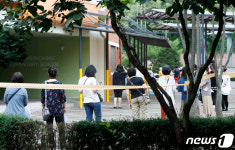 코로나 검사 위해 줄 선 문창초 교직원들