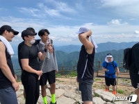 산 정상 랜선 팬미팅…비대면 시대 현대캐피탈의 이색 소통법