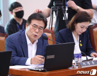 故 최숙현 감독에게 질의하는 이병훈 의원