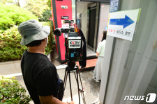 광주 광산구 자동화 선별진료소 취재하는 중국중앙TV