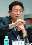 칠곡 현장소통간담회서 질문에 답변하는 이철우 경북지사