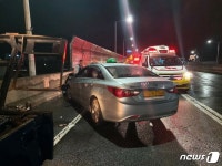 부산 석대고가도로 택시 빗길 미끄러져 벽면 충격…2명 부상