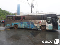 부산 사하구 관광버스 차고지...쏟아진 토사에 버스 8대파손