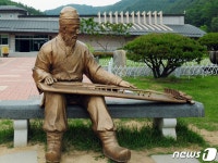 누에고치 30개로 한 가닥 우륵박물관서 명장이 가야금줄 제작 시연