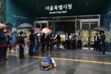 서울시청 향해 큰절하는 시민