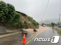 광양 신황마을 도로에 흘러내린 토사와 바위