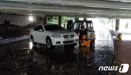 광주 광천교 아래서 차량 침수돼