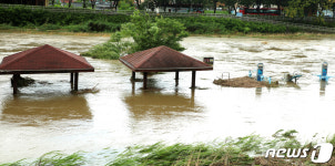 물에 잠겨버린 천변 쉼터