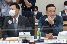 굳은 표정의 노-사