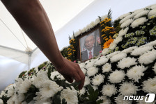 고 백선엽 장군에게 헌화