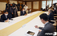 이동통신 3사 CEO와 대화 나누는 최기영 장관