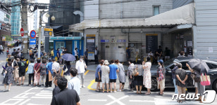 이마트 신촌점 입장을 기다리는 시민들