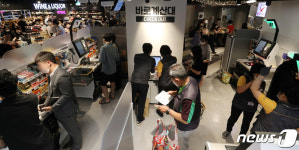 이마트 신촌점 오픈날부터 고객들로 북적북적