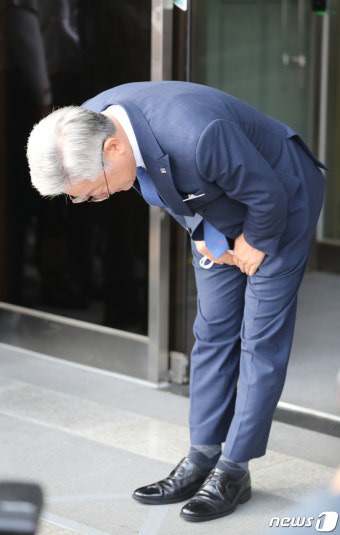 고개 숙여 인사하는 이재명 지사
