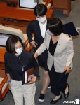 본회의장 나서는 류호정·장혜영 의원