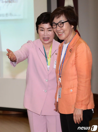 이미경 코이카 이사장과 대화 나누는 전혜숙 의원