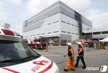 검게 그을린 물류창고