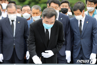 5·18민주묘지 2묘역 찾은 이낙연