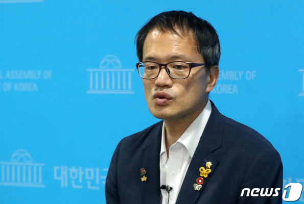 취재진 질문에 답하는 박주민 의원 | 포토뉴스