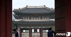 코로나19 휴관 끝내고 다시 문 여는 경복궁