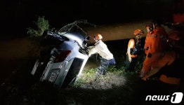 울산 서생면 하천 급류에 휩쓸린 차량
