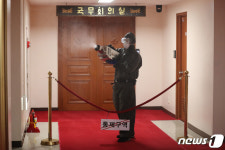 정부서울청사 코로나19 방역 작업 실시