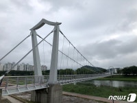 유모차는 어떡하라고…순천 출렁다리 수로덮개로 바닥시공 불편