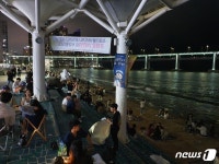 [르포]심야출입 제한 조치 첫날 부산 수변공원 가봤더니…실효성 글쎄