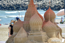 모습 드러낸 붉은광장 모래성