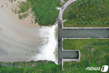장마철 수위 조절 위해 물 방류하는 섬진강댐