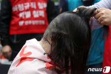 민주당 당사 앞에서 삭발식하는 노동자