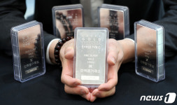 금값 오르니 은값도 오른다…화폐가치 못 믿어