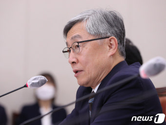 답변하는 최재형