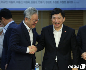 악수하는 이재명·원희룡
