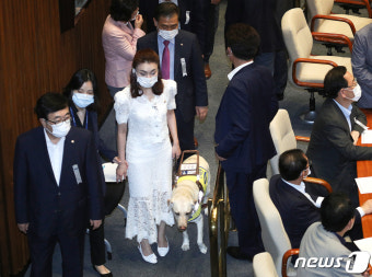 투표하는 김예지 의원