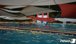 야간 조명 설치한 보경사온천파크 물놀이장