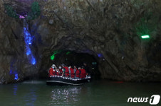 더위 피해서 동굴로