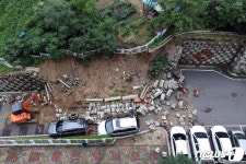 무너진 아파트 옹벽...주민들은 철렁