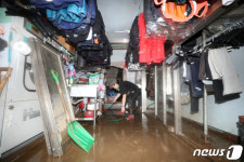 세탁소 바닥 가득 채운 토사